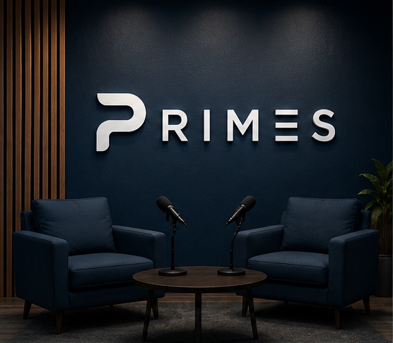 Identidad del estudio PRIMES: dos sillones y micrófonos frente a la marca