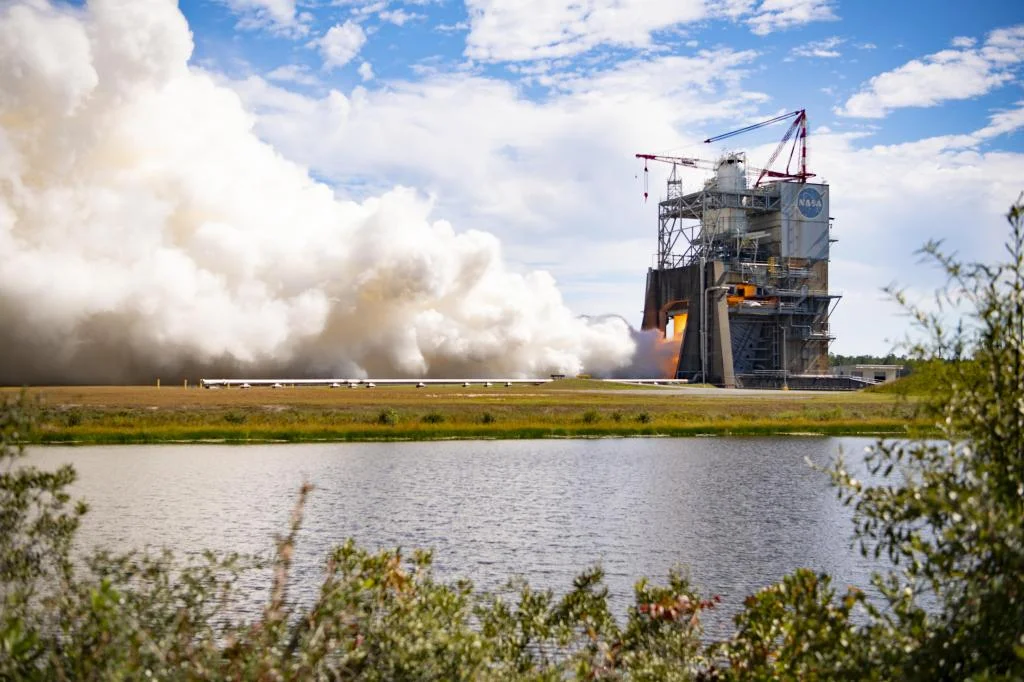 NASA conducts a hot fire of RS-25 engine No. 10001 on the Fred Haise Test Stand at NASA’s Stennis Space Center near Bay St. Louis, Mississippi, on Oct. 21, 2026. NASA/Danny Nowlin · Uso editorial de material NASA